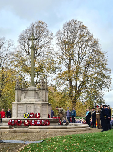 2511 Remembrance Parade Lotty Laying Wreath